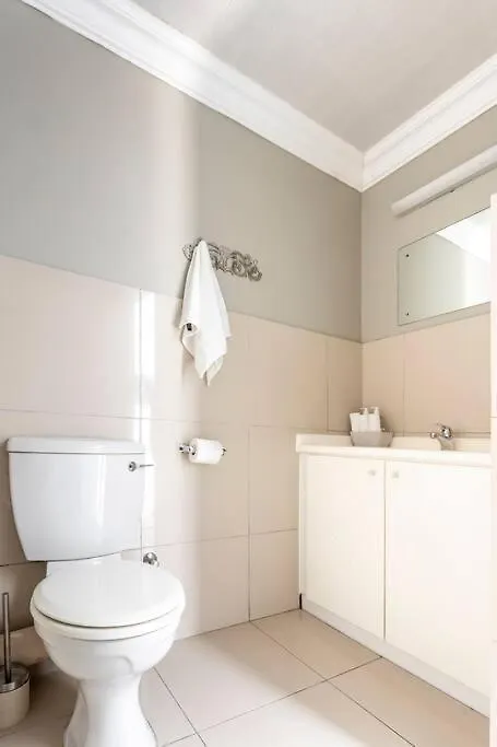 Perspectives On Roeland Apartment Cape Town 0*,